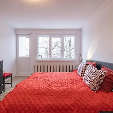 Апартамент Lz Spacious One Bedroom In Centre By Flat Mаnager