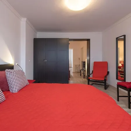 Апартамент Lz Spacious One Bedroom In Centre By Flat Mаnager